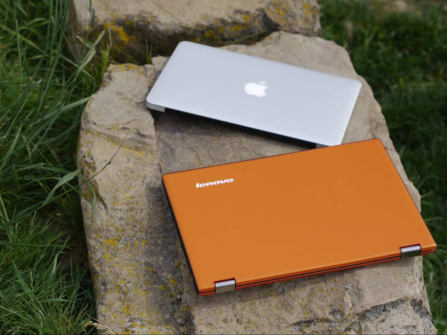Zwei Laptops liegen auf einem Stein