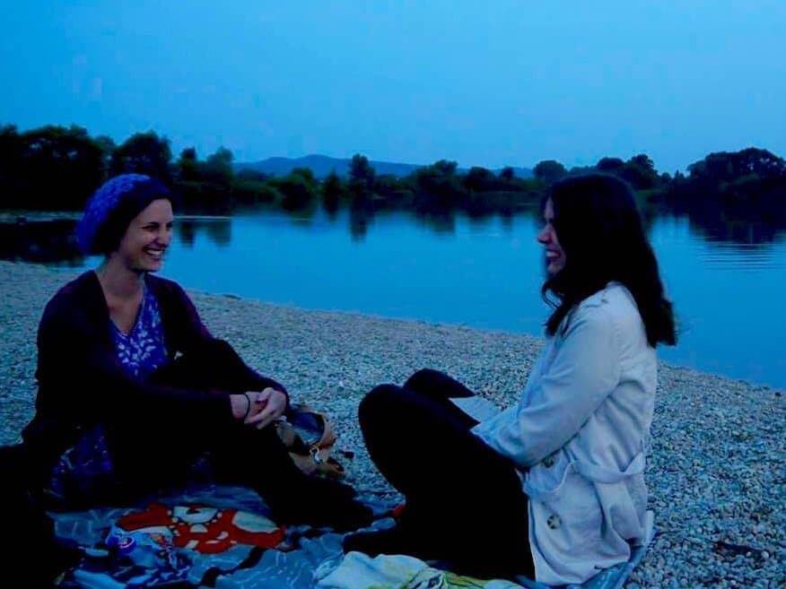 Sarah Christiansen und Agnes Waidosch an einem See