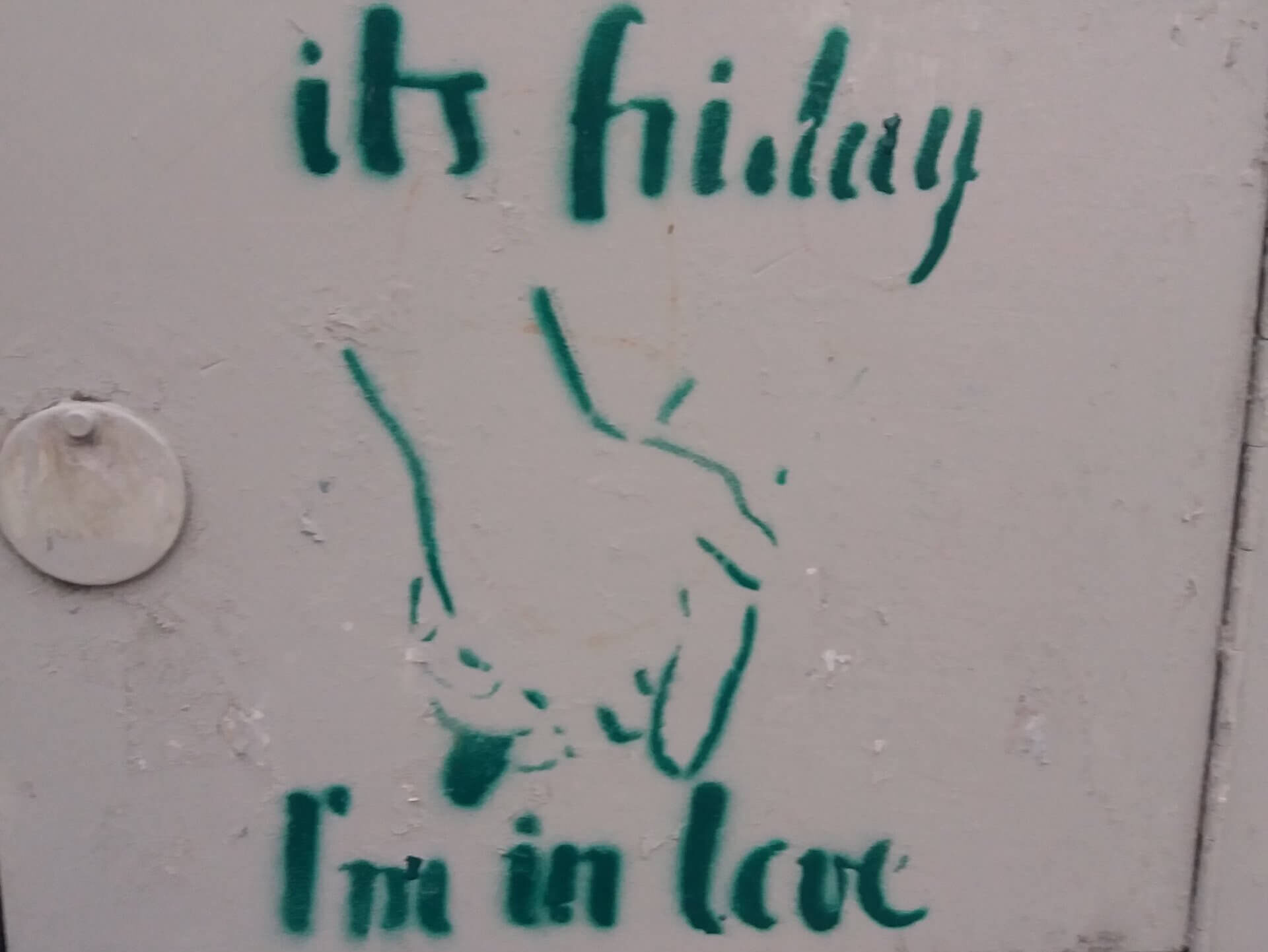 Händchenhalten mit dem Text "its friday I'm in love"