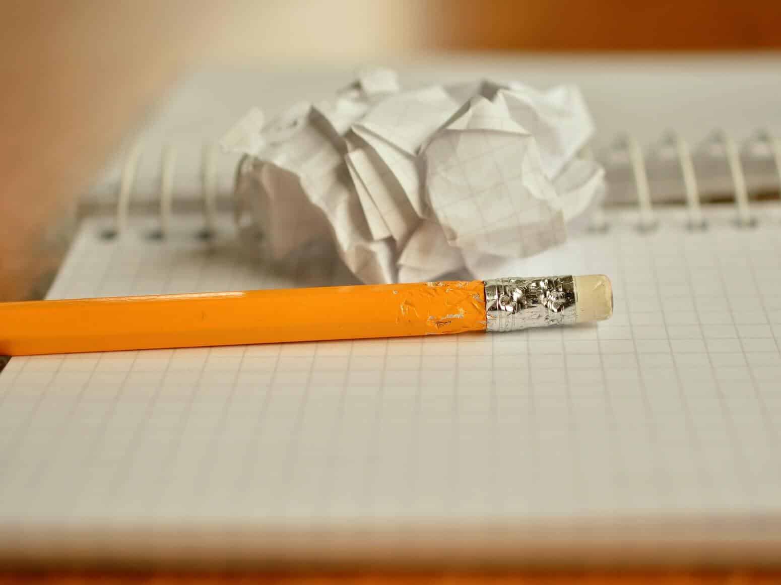 Bleistift und Papier auf Block