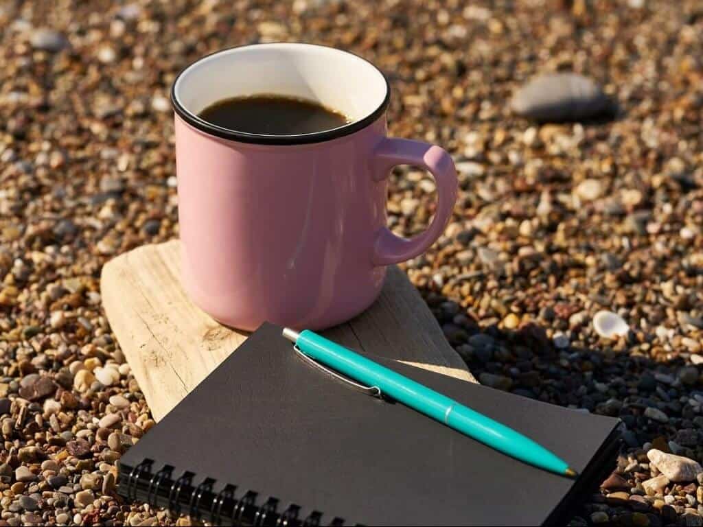 Notizbuch, Stift und Kaffeetasse