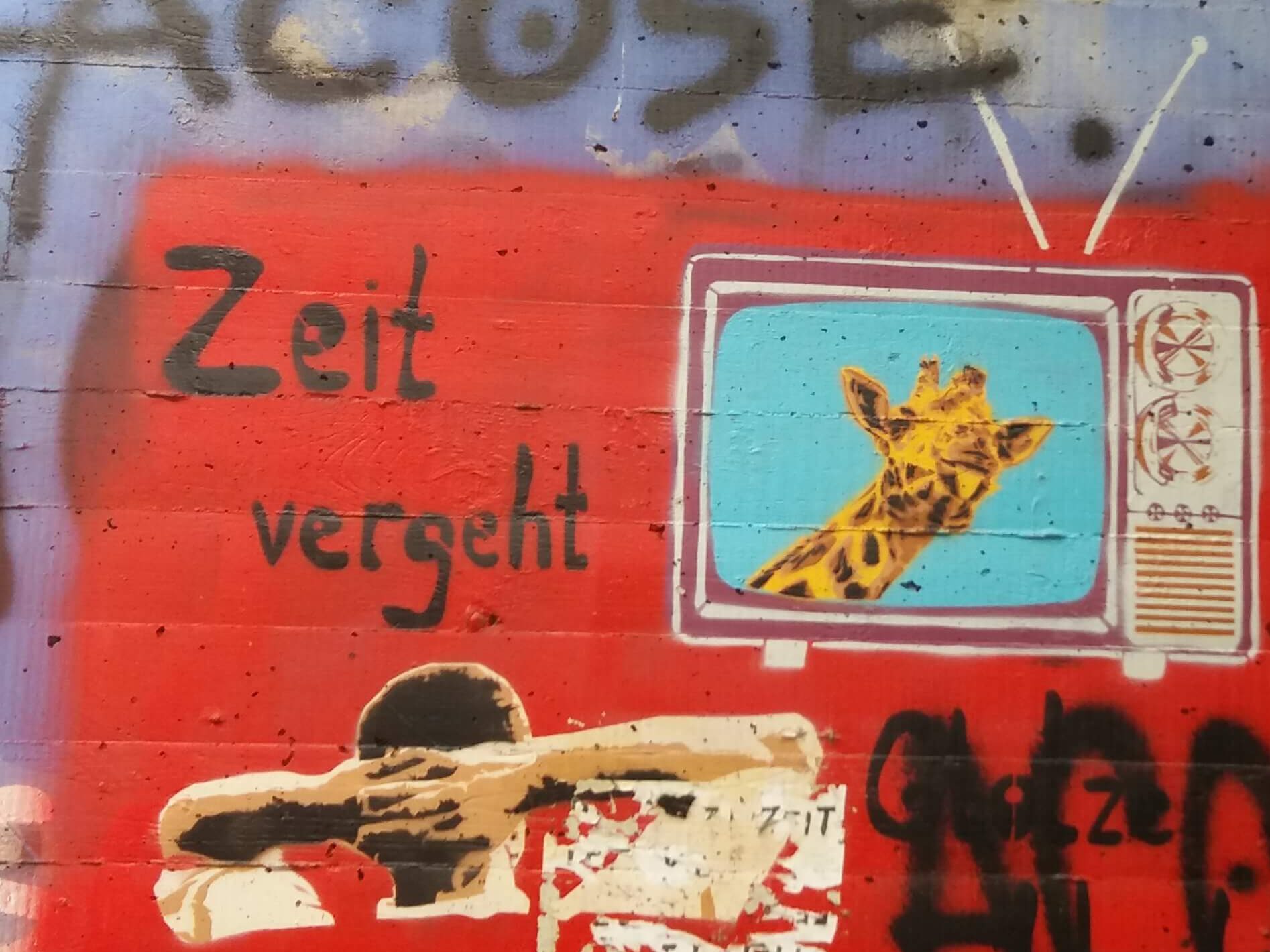 Mann sieht auf Fernseher mit Giraffe