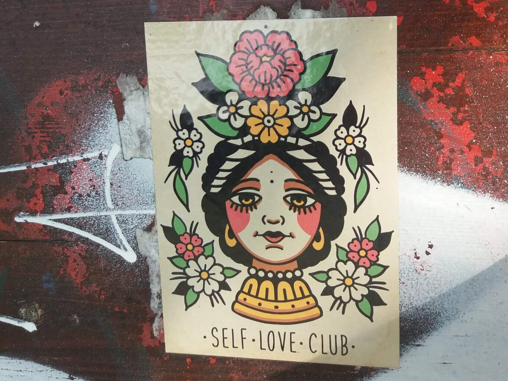 Bild an einer Wand mit Frau und dem Schriftzug: Self Love Club