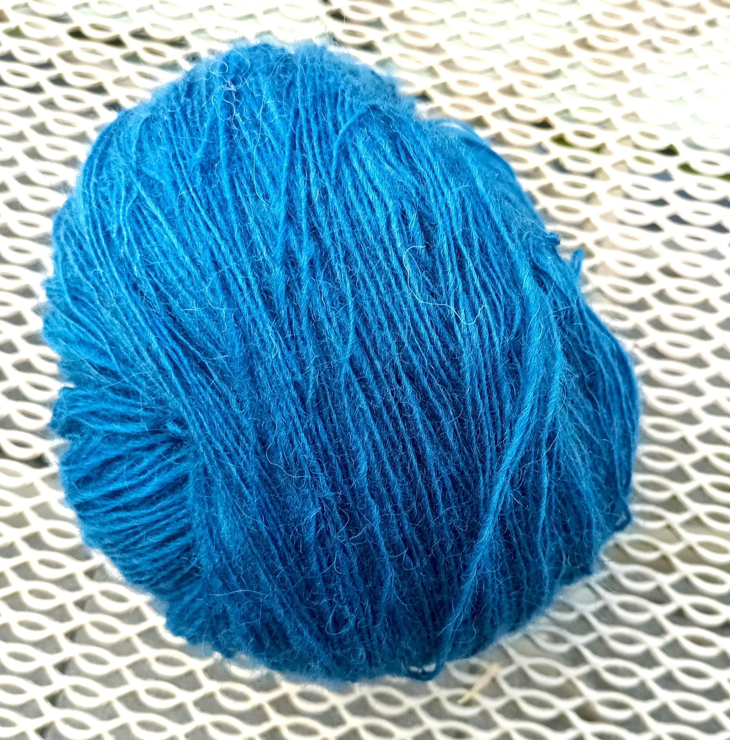 Wolle kann mit Waid oder Indigo blau gefärbt werden