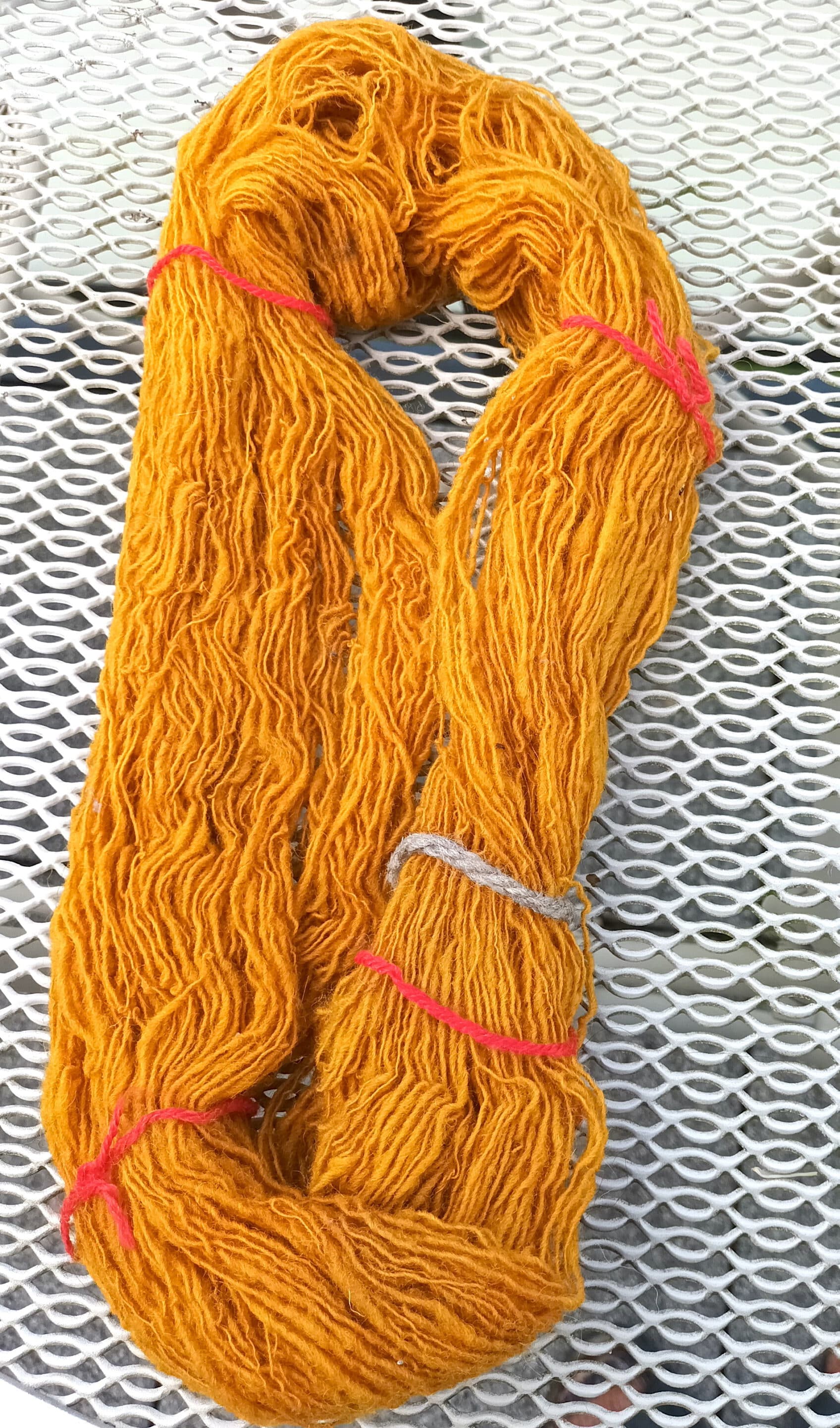 Gelbe Wolle, mit Krapp überfärbt, ergibt ein warmes Orange