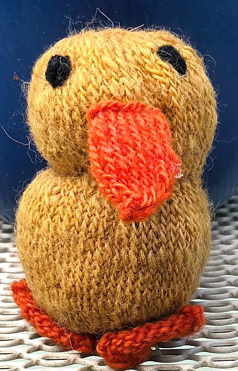 Ein Strickentchen wird mit selbst gefärbter Wolle gleich doppelt so niedlich